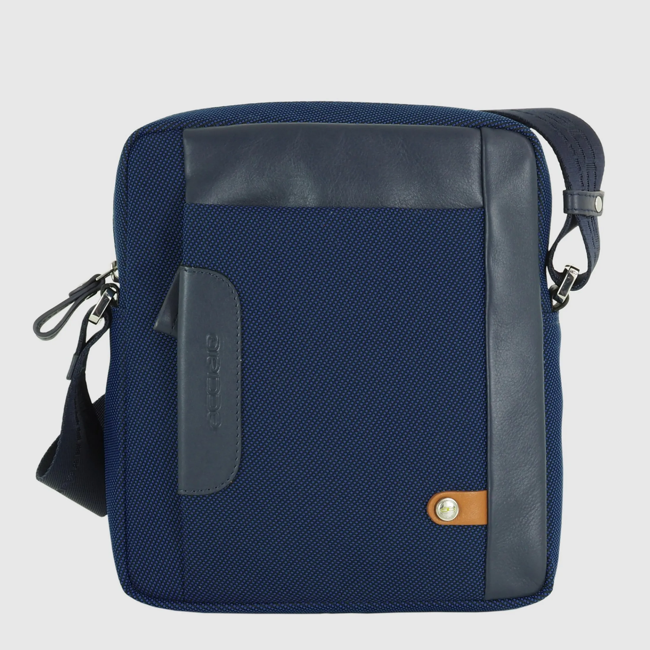 borsello_uomo_a_tracolla__0-3.webp Borsello uomo a tracolla Core in tessuto e pelle Blu Navy