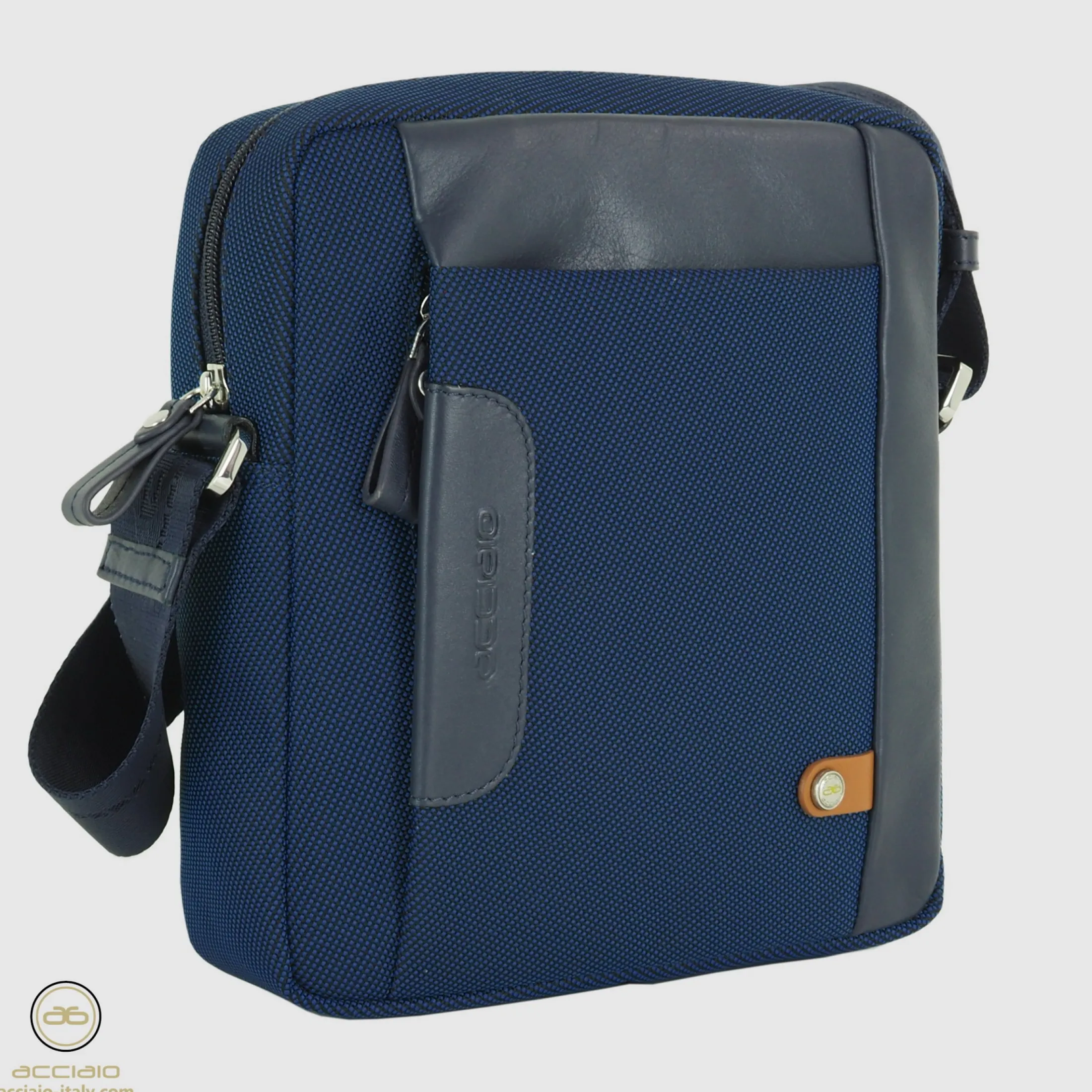 borsello_uomo_a_tracolla__1-3.webp Borsello uomo a tracolla Core in tessuto e pelle Blu Navy