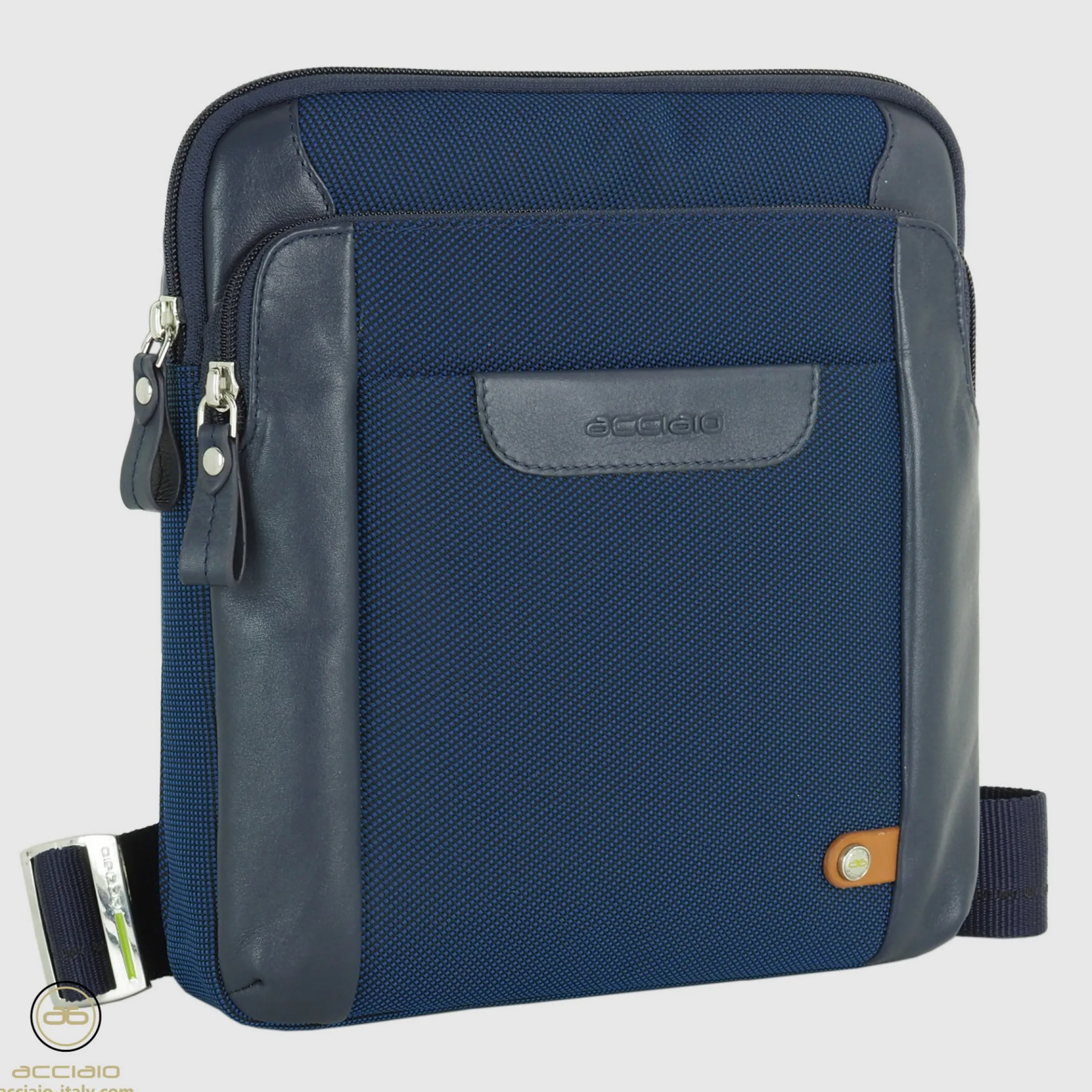 borsello_uomo_a_tracolla__1-33.webp Borsello uomo a tracolla Smash in tessuto e pelle Blu Navy