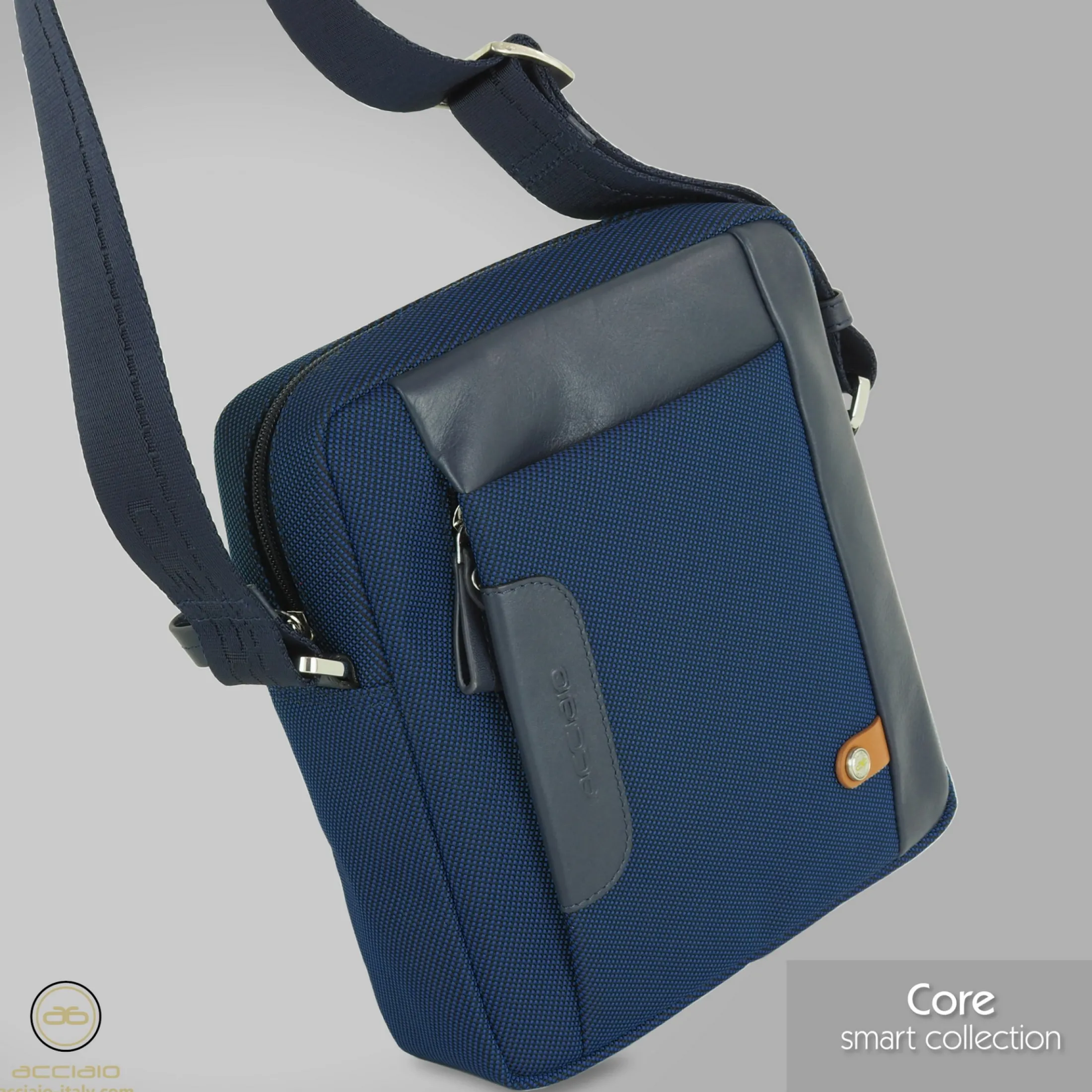borsello_uomo_a_tracolla__2-3.webp Borsello uomo a tracolla Core in tessuto e pelle Blu Navy