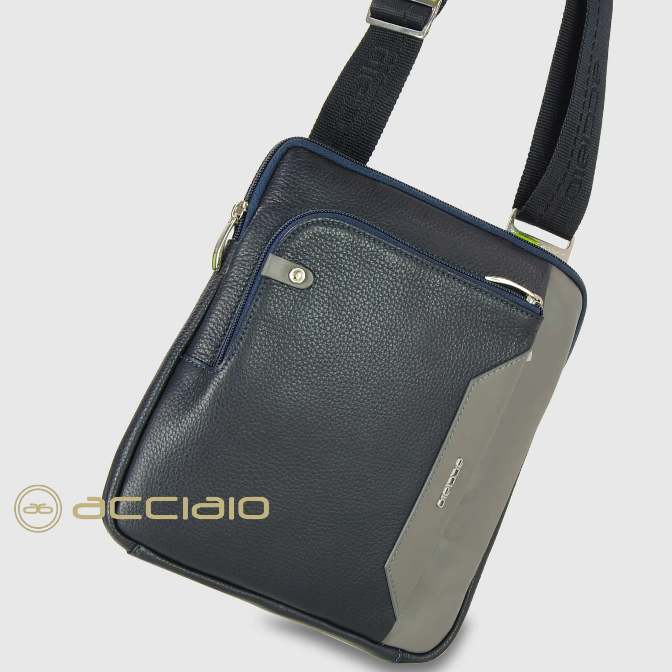 borsello_uomo_a_tracolla__2-37.webp Borsello uomo a Tracolla porta iPad 11" in pelle 2244 Blu Grigio