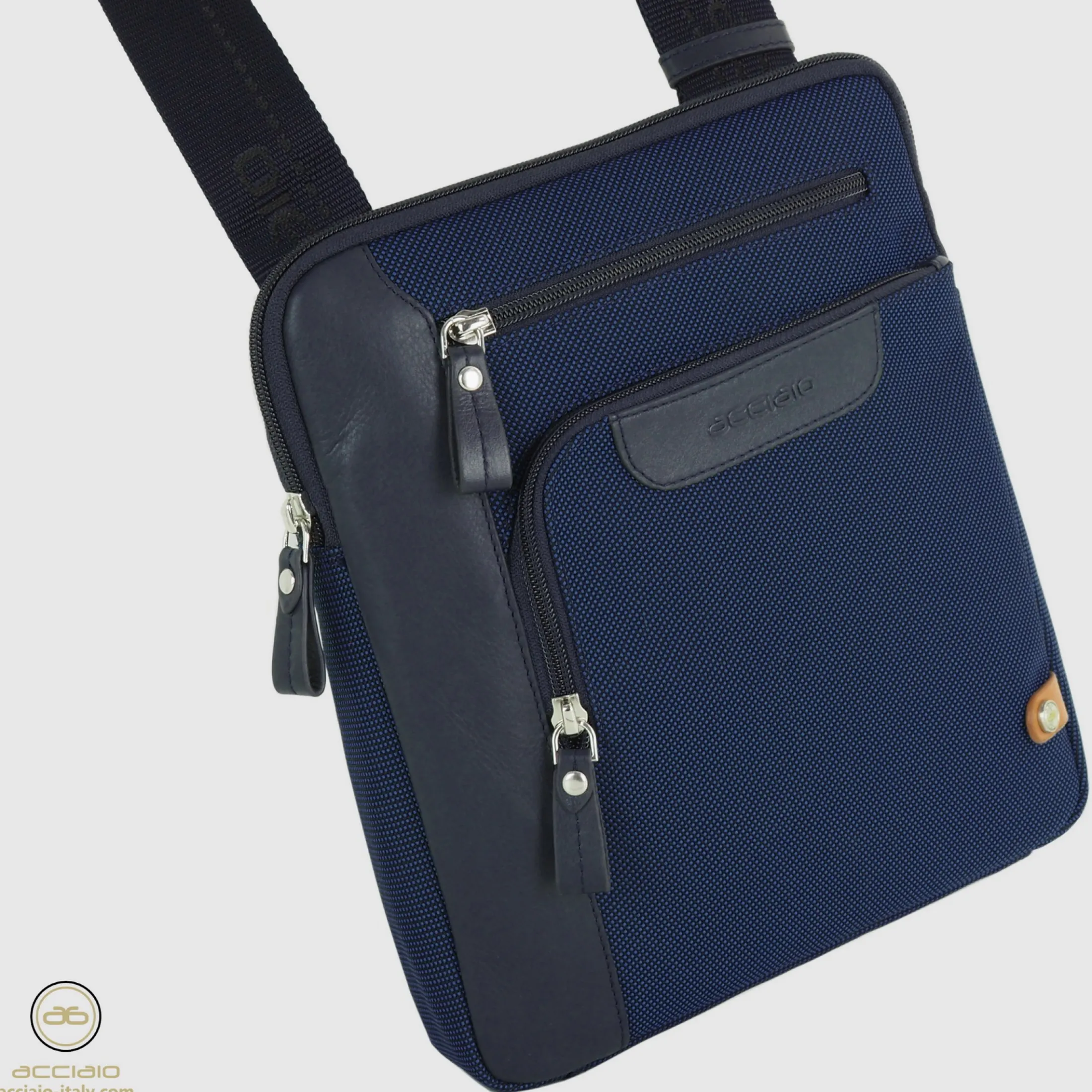 borsello_uomo_a_tracolla__2-8.webp Borsello uomo a tracolla Echo tessuto e pelle Blu Navy