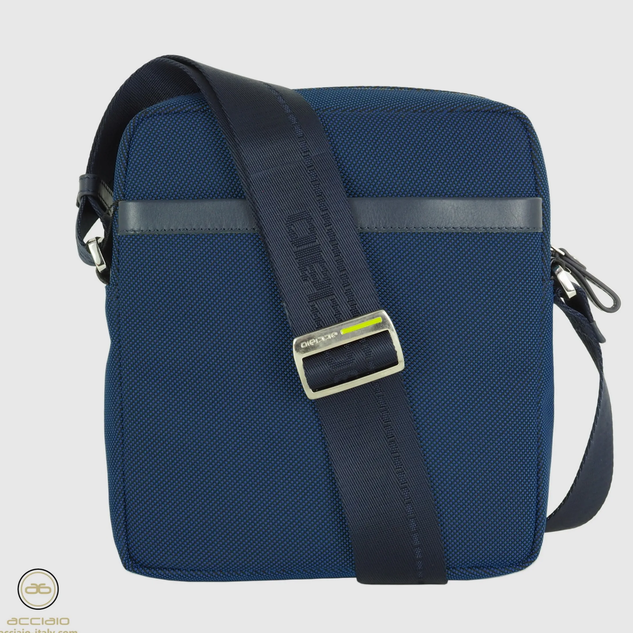 borsello_uomo_a_tracolla__3-3.webp Borsello uomo a tracolla Core in tessuto e pelle Blu Navy