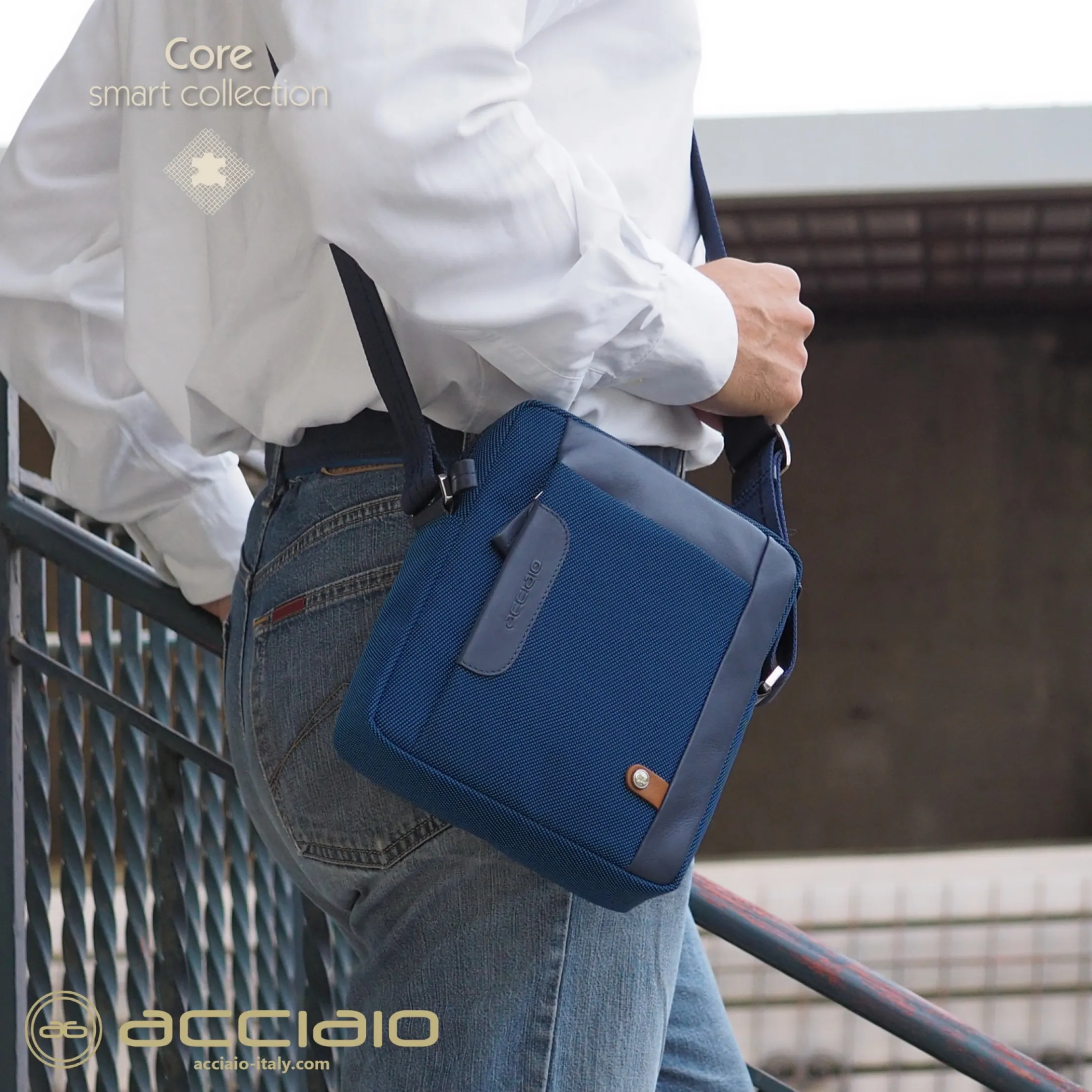 borsello_uomo_a_tracolla__5-3.webp Borsello uomo a tracolla Core in tessuto e pelle Blu Navy