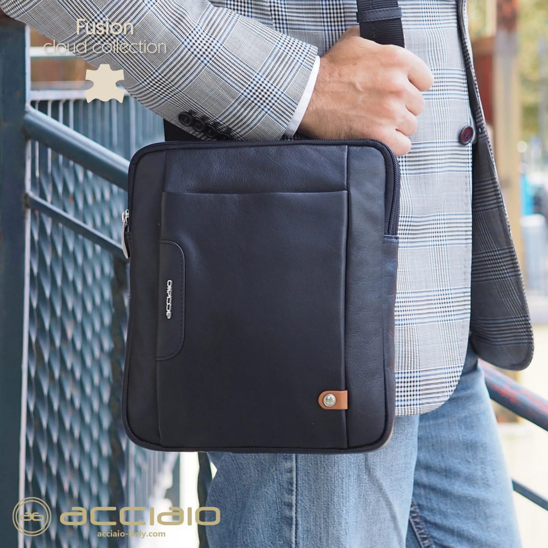 borsello_uomo_porta_ipad__5.webp Borsello uomo porta iPad doppio vano Fusion in pelle Blu