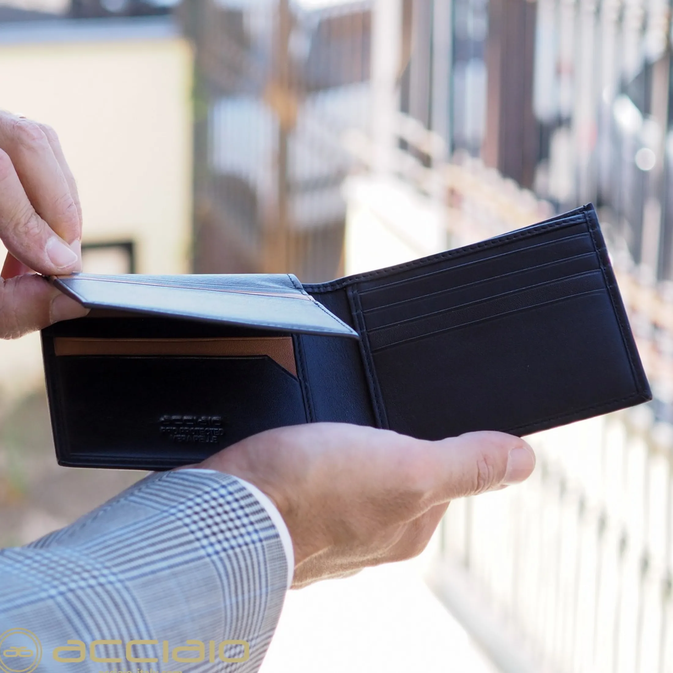 portafoglio_da_uomo_con___6-1.webp Portafoglio da uomo con 15 carte di credito e patta, Nero
