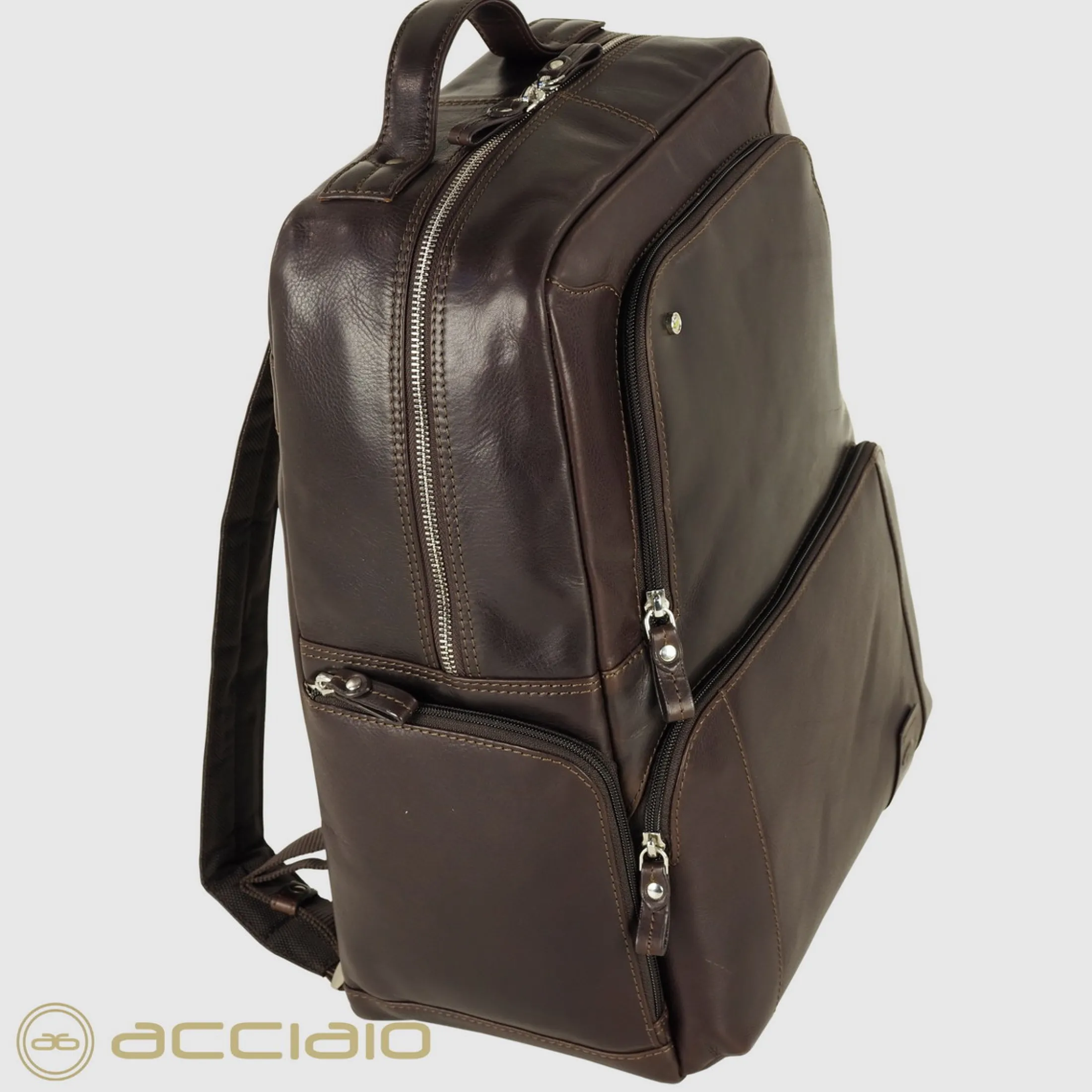 zaino_porta_pc_grande_in__1-1.webp Zaino porta pc grande in pelle Liverpool 17" Marrone
