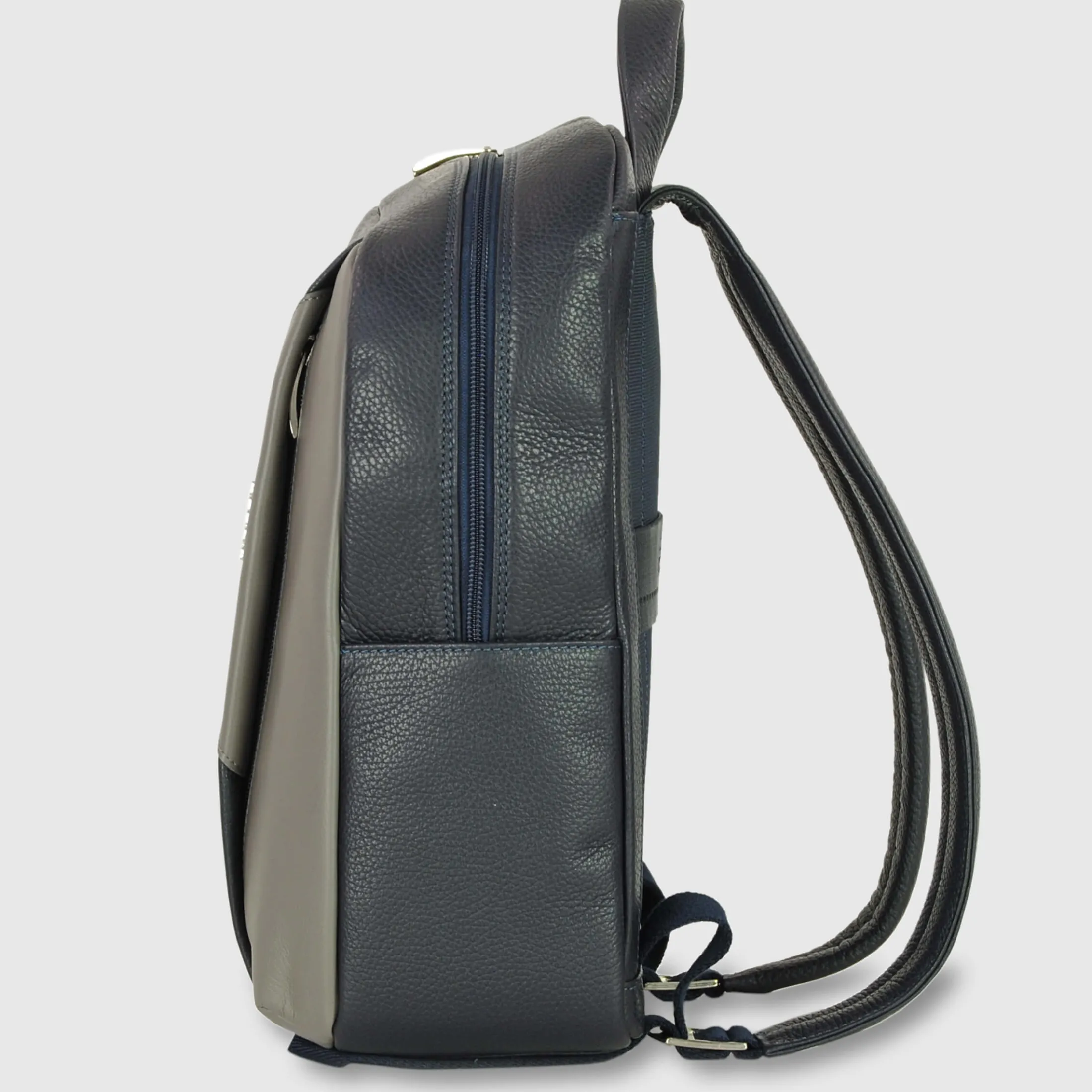 zaino_porta_pc_in_pelle_m_2-3.webp Zaino porta PC in Pelle Medio Blu Grigio
