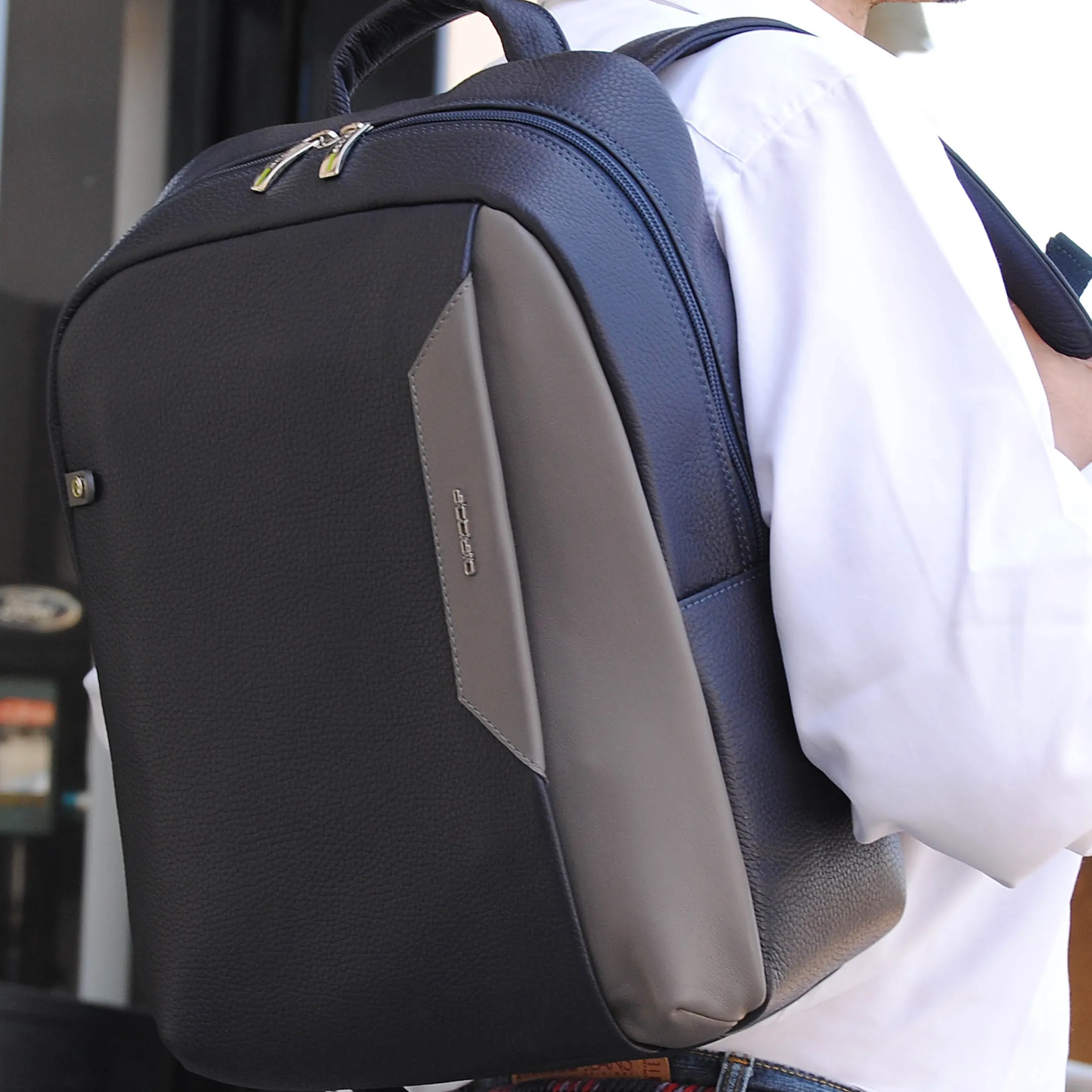 zaino_porta_pc_in_pelle_m_4.webp Zaino porta PC in Pelle Medio Blu Grigio