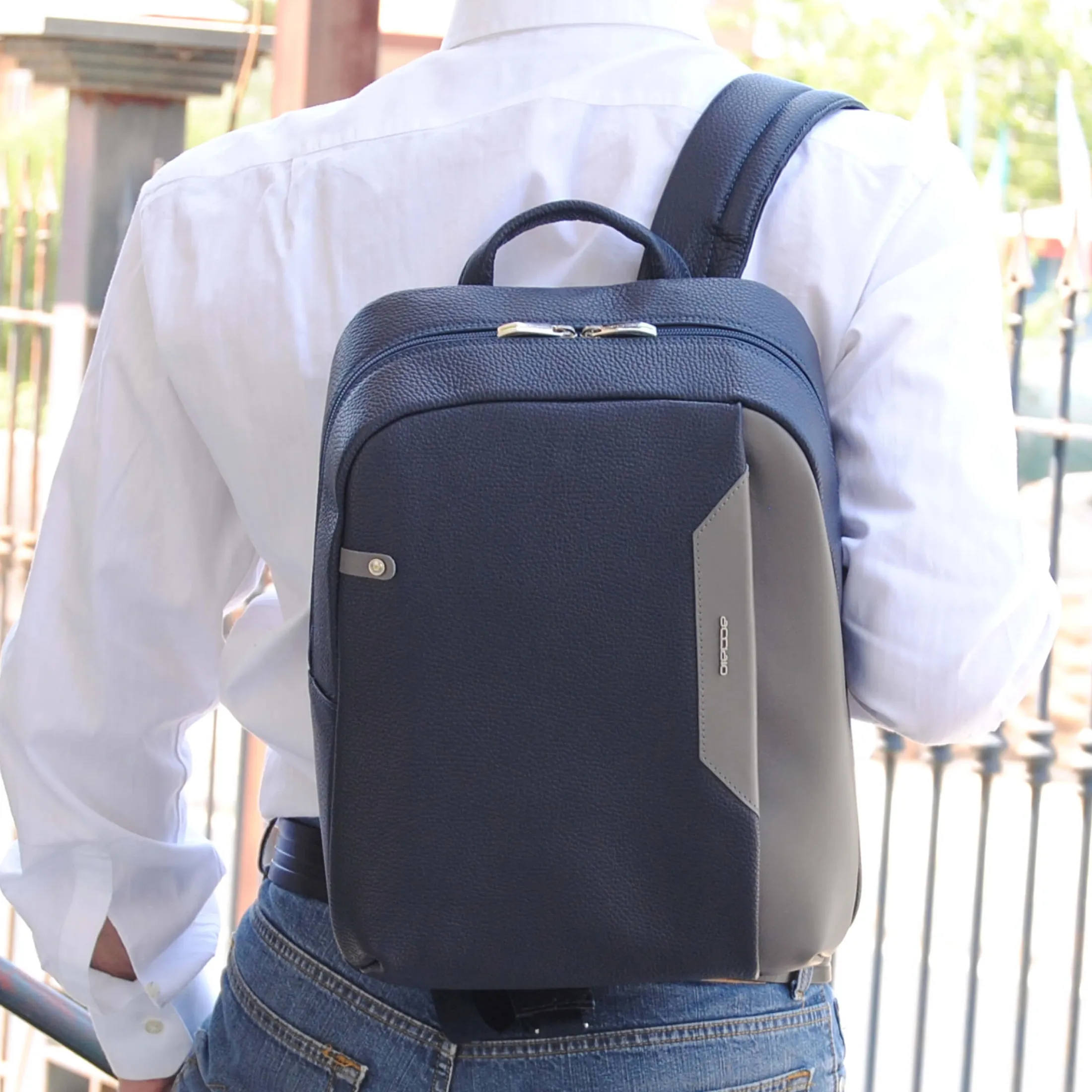 zaino_porta_pc_in_pelle_m_5.webp Zaino porta PC in Pelle Medio Blu Grigio